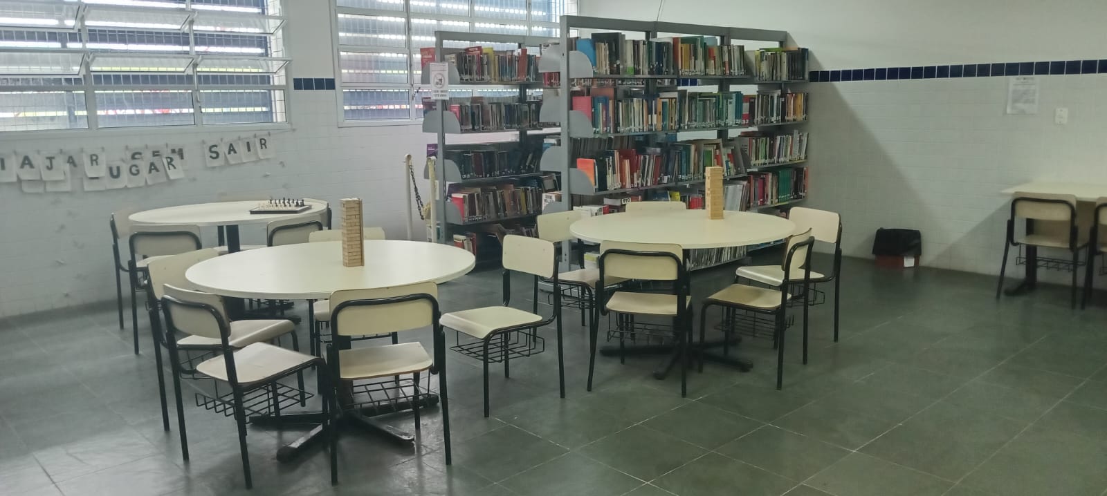 Imagem da biblioteca da unidade extensão da ETEC de Praia Grande