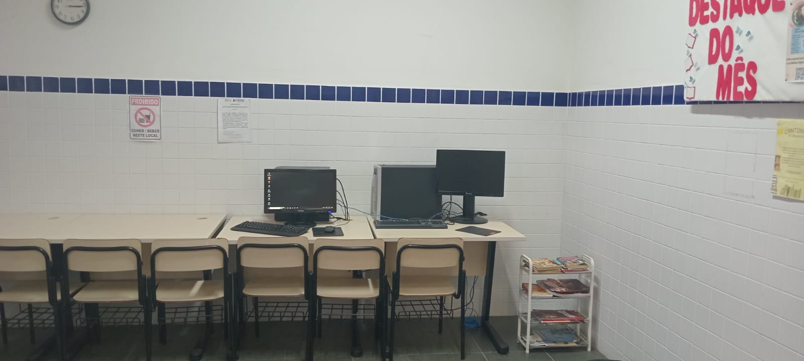 Imagem da biblioteca da unidade extensão da ETEC de Praia Grande